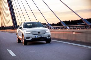 frente do volvo xc40 recharge rodando em poste estaiada