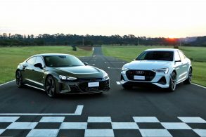 audi rs e tron gt e e tron s sportback vistos de frente parados em pista de corrida