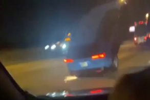 toyota rav4 azul capotando em rodovia