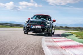 mini john cooper works 2022 verde visto de frente em pista de corrida