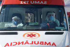 profissionais da saude conduzem ambulancia do samu em rodovia brasileira