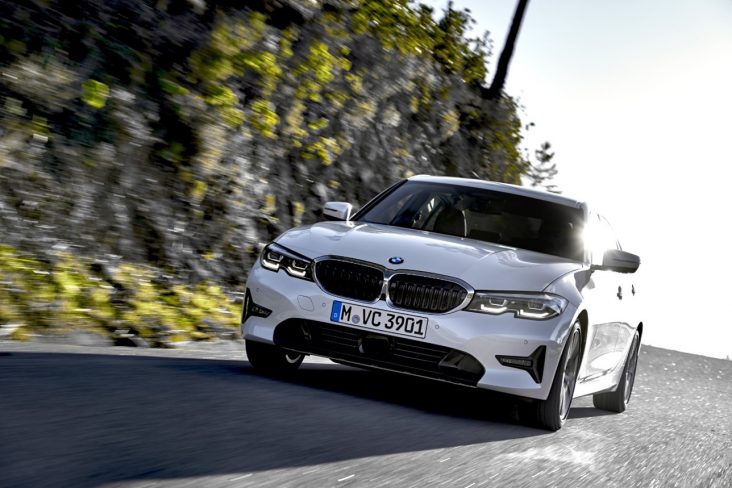 bmw 320i gp 2022 branco visto de frente rodando em estrada