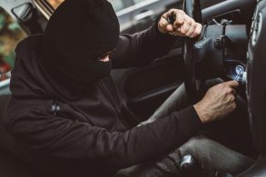 homem de capuz da partida em carro roubado