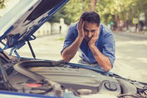 motorista chateado com carro quebrado