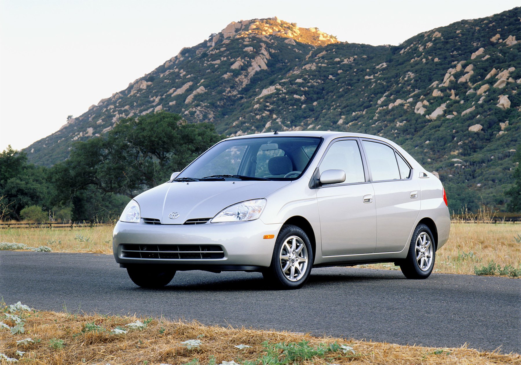 toyota prius 2000 primeira geracao cinza de frente 1
