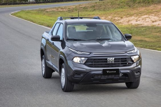 fiat toro endurance 2022 cinza de frente em movimento