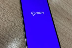 app de transporte cabify aberto em celular