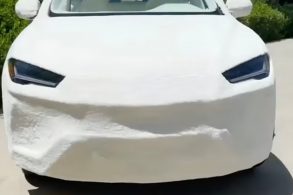 Para divulgar nova coleção de roupas, Kim kardashian ousou no marketing e revestiu sua Lamborghini Urus