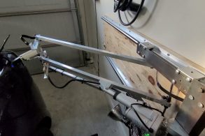 Carregador automatizado Tesla Model 3 braço mecânico