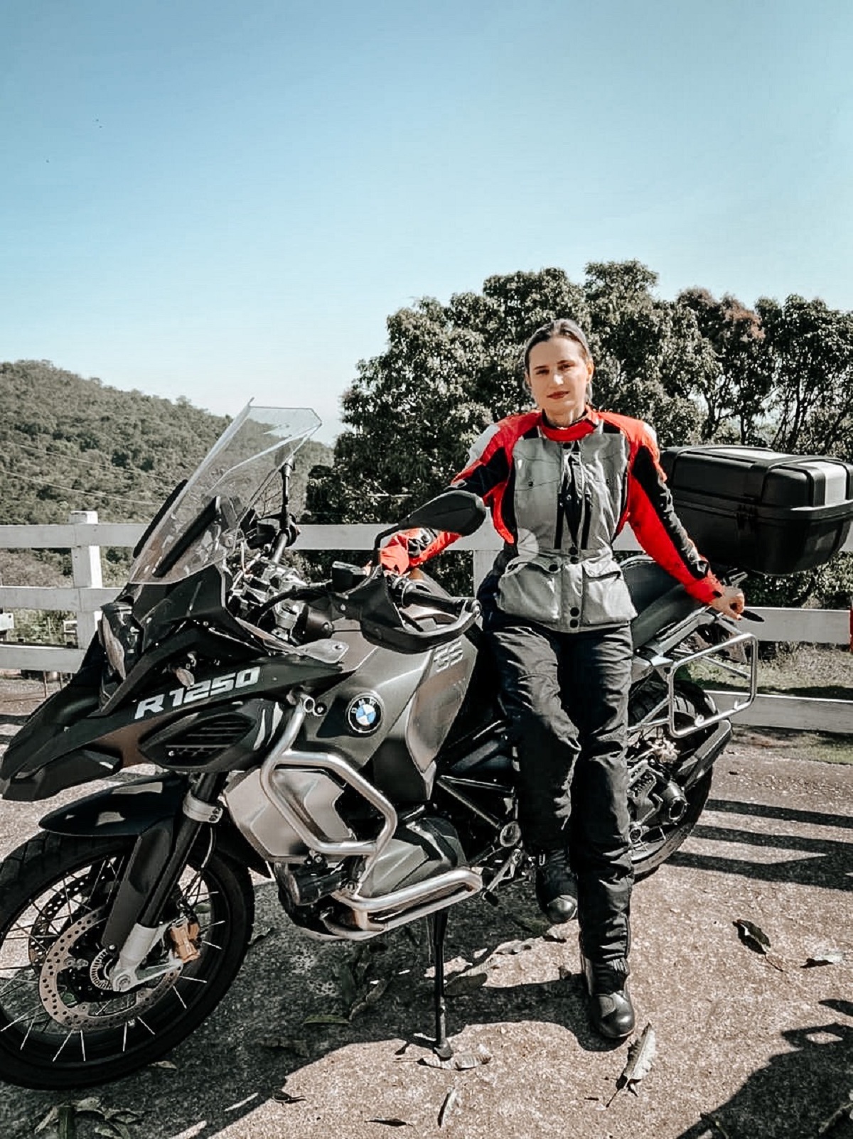 engenheira ana tavares com sua moto bmw r 1250 gs adventure