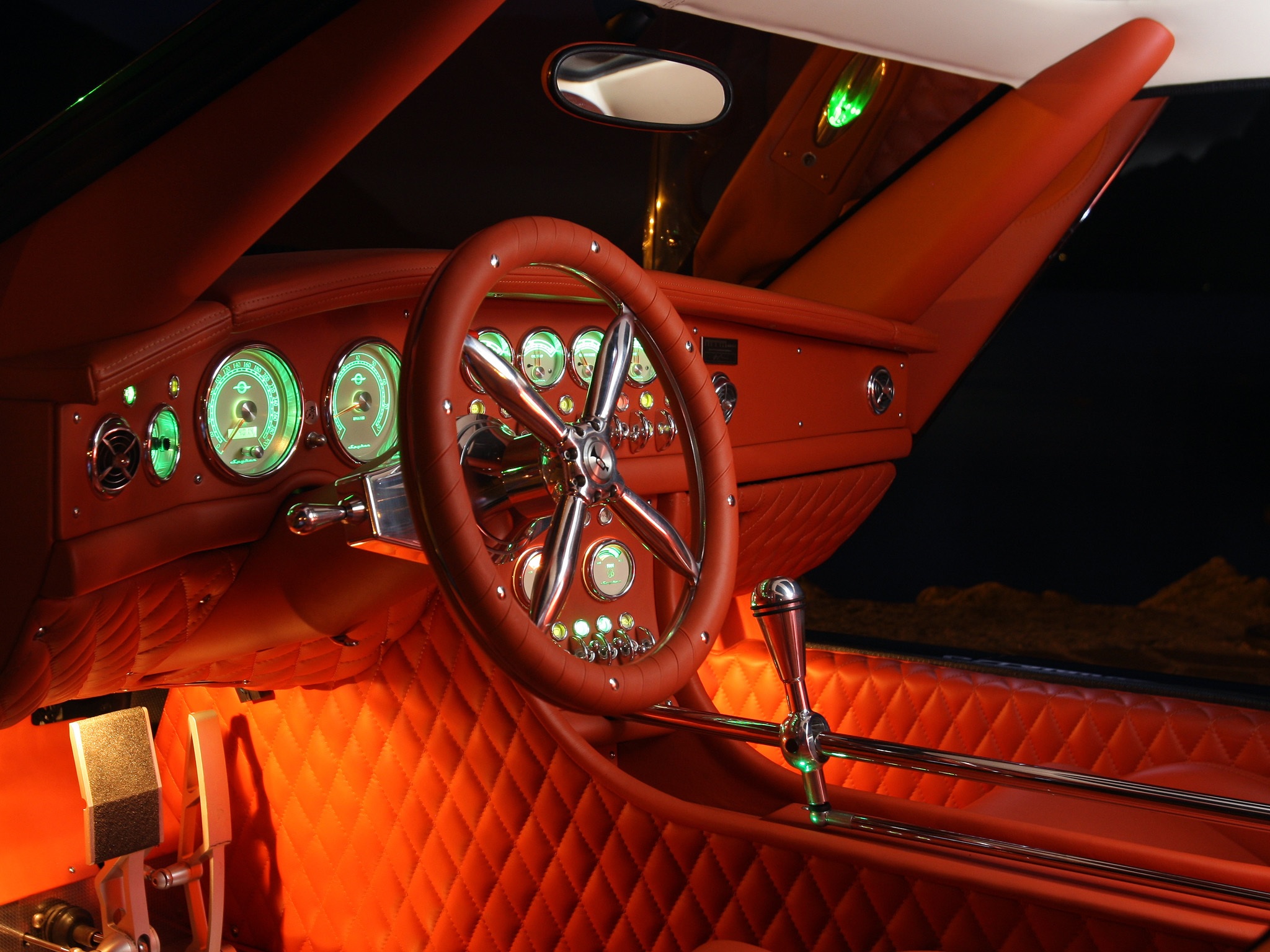 interior forrado em couro vermelho do spyker c8 com destaque para o volante em forma de helice