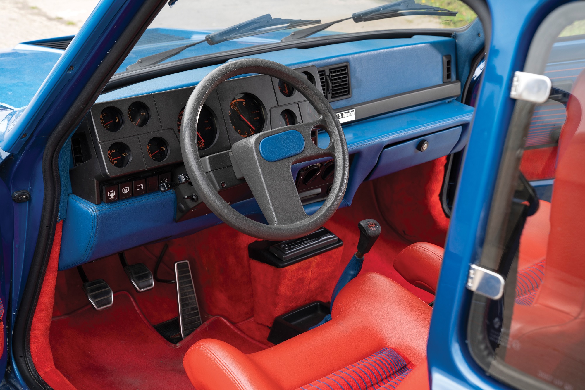 interior do renault 5 turbo 1980 com destaque para o volante assimetrico