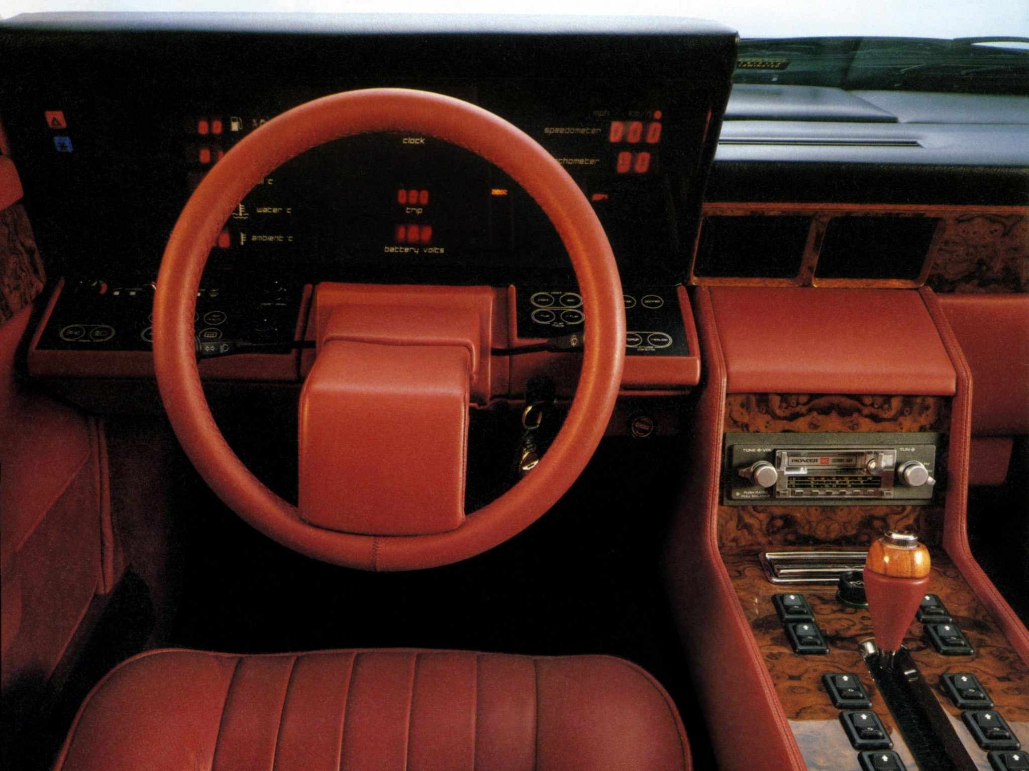 painel e volante do aston martin lagonda 1983