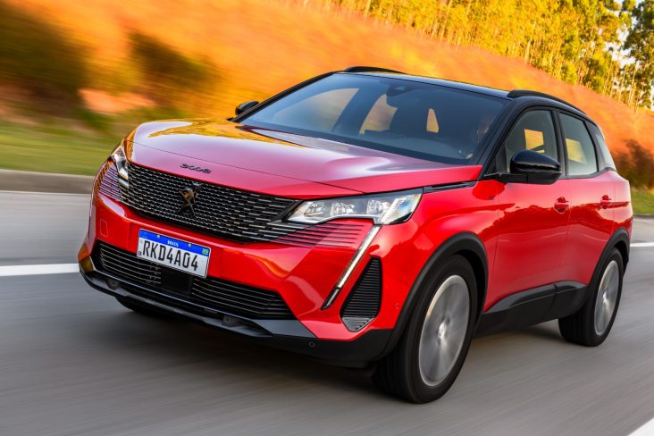 peugeot 3008 gt pack 2022 frente em movimento rodovia