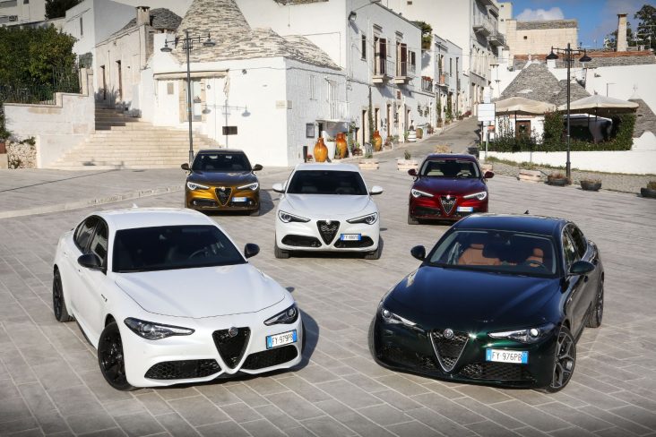 alfa romeo giulia alfa romeo stelvio estacioandos cidade italiana