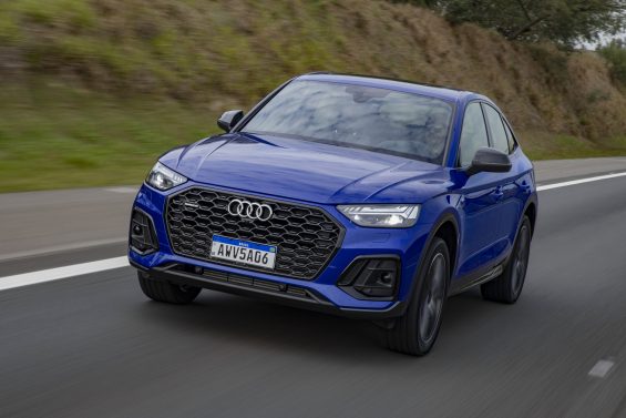 audi q5 sportback azul de frente em movimento 033