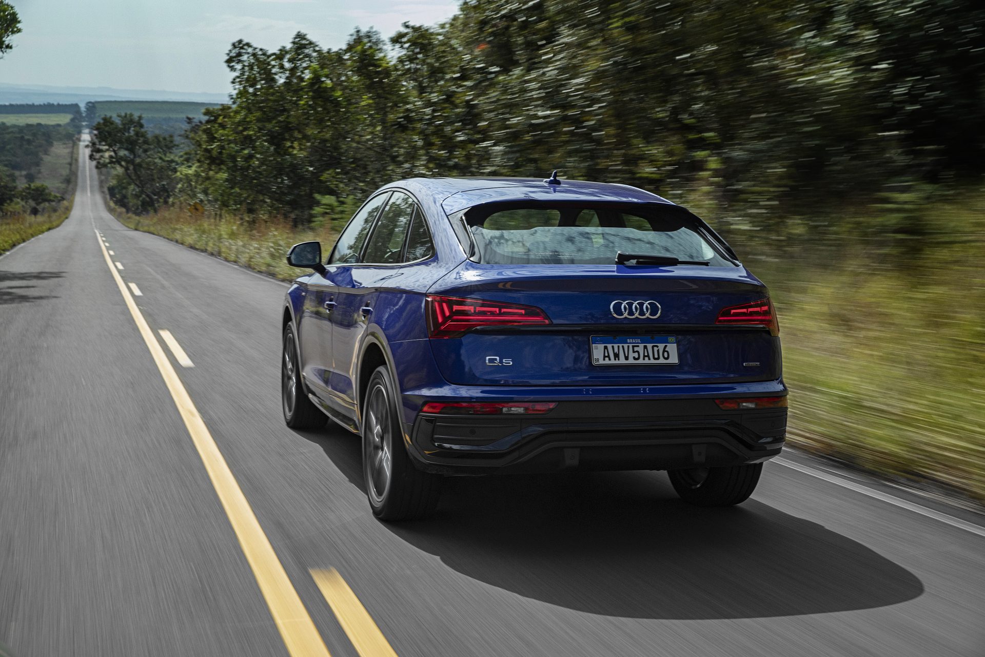 audi q5 sportback azul de tras em movimento 057