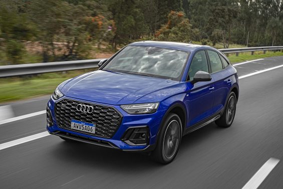 audi q5 sportback azul dianteira em movimento 042