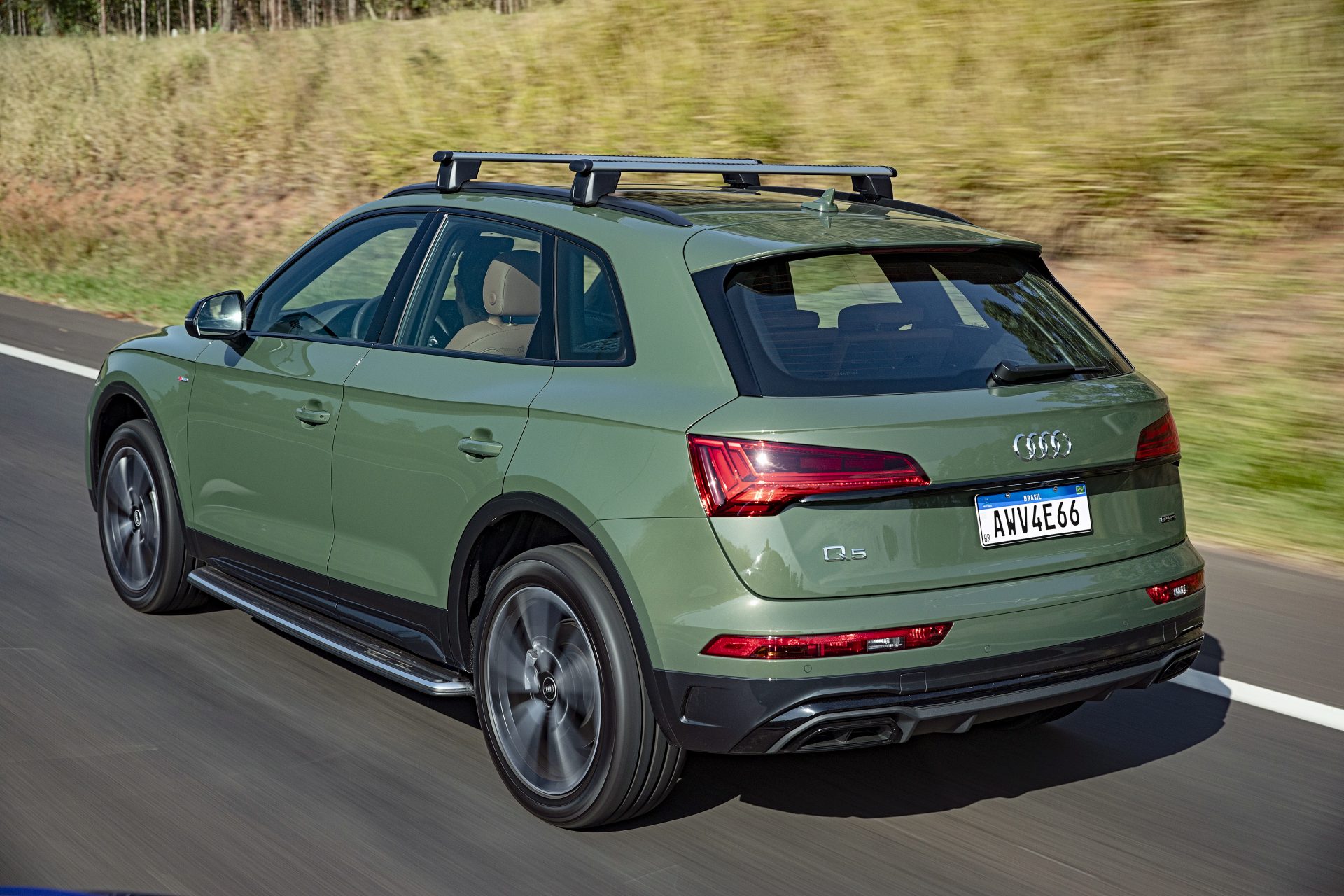 audi q5 de tras em movimento 064