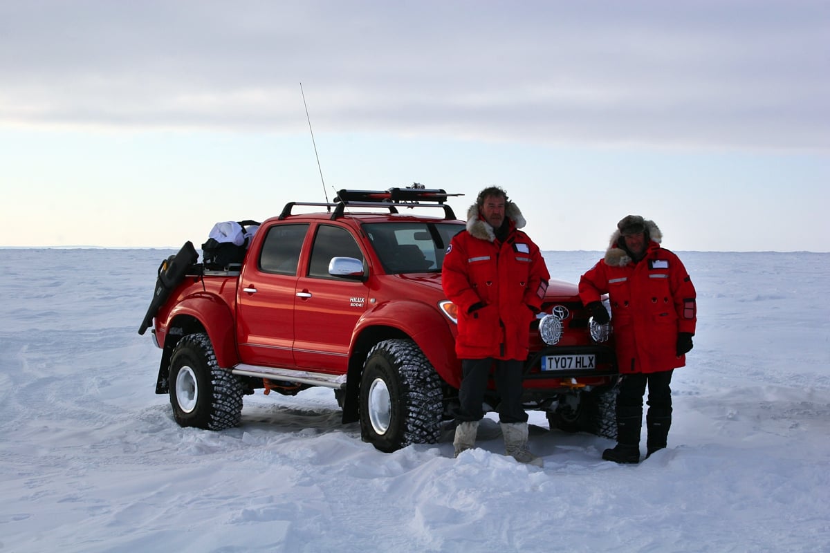arctic trucks toyota hilux invincible at38 vermelha frente jeremy clarkson james may polo norte
