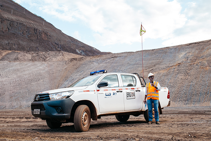 toyota hilux branca frente mineracao