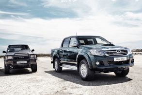 toyota hilux 1990 e 2012 frente deserto