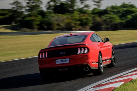 ford mustang mach1 vermelho de tras 1142