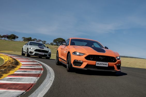 ford mustang mach1 de frente na pista 2645