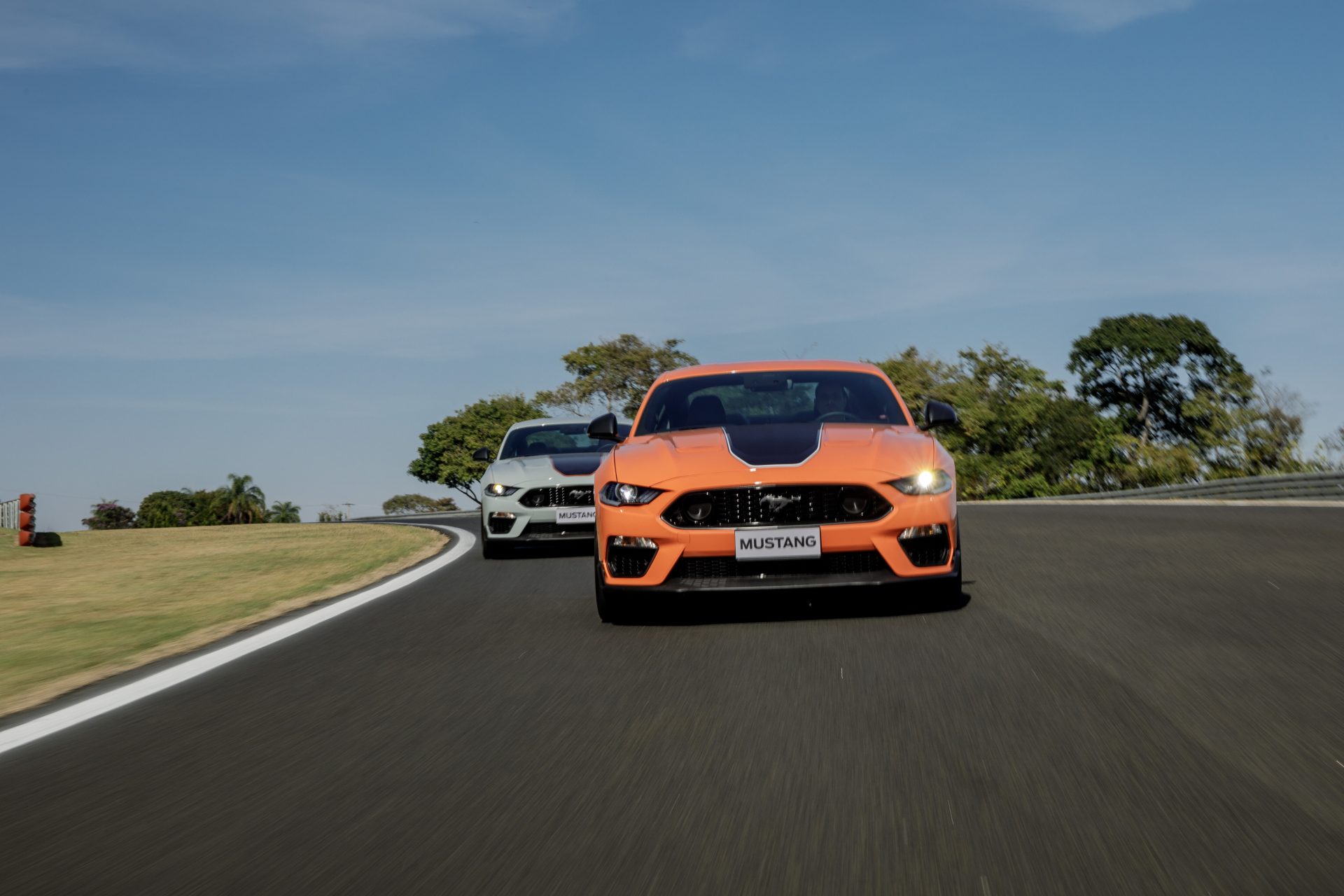 ford mustang mach1 de frente na pista 2223