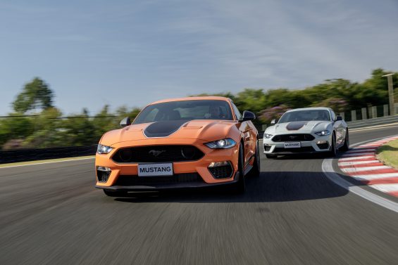 ford mustang mach1 de frente na pista 2275