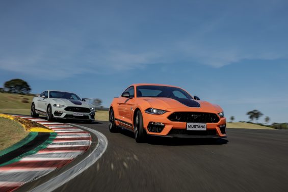 ford mustang mach1 de frente na pista 2505