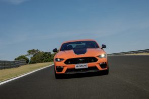 ford mustang mach1 de frente na pista 2632