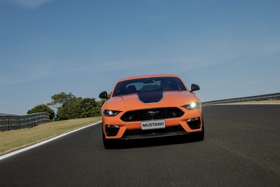 ford mustang mach1 de frente na pista 2632