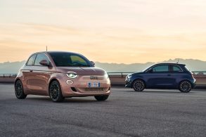 fiat 500 2021 hatch rose gold de frente e conversivel azul escuro lateral