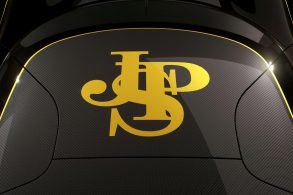 detalhe de carro esportivo da bradford com pintura lotus jps