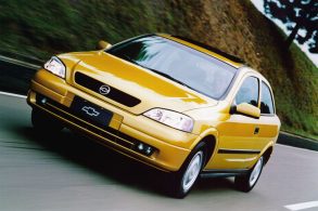 chevrolet astra 1999 amarelo frente em movimento rodovia