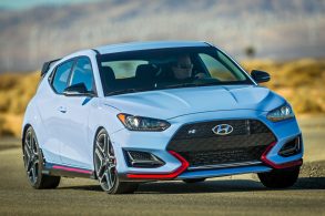 hyundai veloster n azul claro frente autodromo fazendo curva forte