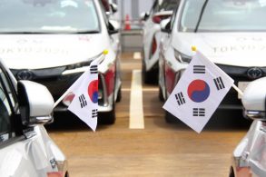carros toyota que seriam usados nas olimpiadas portando bandeiras da coreia do sul shutterstock