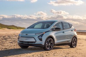 chevrolet bolt ev prata estacionado em uma praia visto de frente
