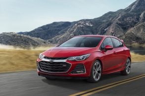 chevrolet cruze hatch rs vermelho modelo norte americano em uma estrada frente