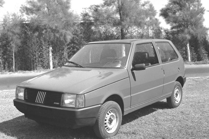 fiat uno s de frente foto preta e branca