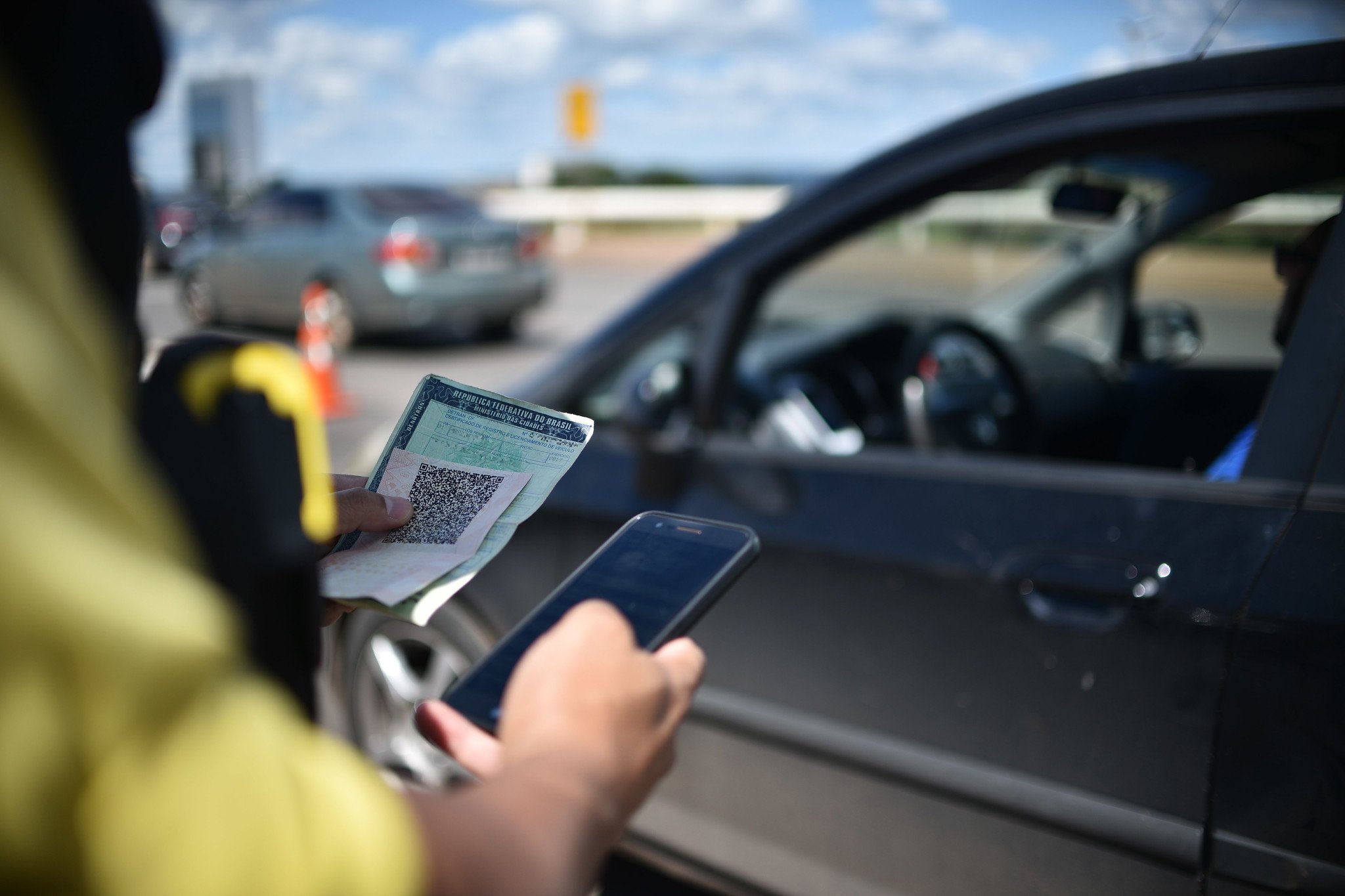 Foi pego na blitz? Agora é possível regularizar seu carro via Pix na hora