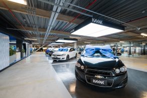 showroom da kavak com chevrolet sonic em destaque2 divulgacao