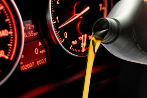 Motivo para utilizar um óleo mais viscoso no motor do seu carro vai além da quilometragem do motor