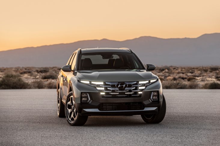 hyundai santa cruz frente parada em um deserto