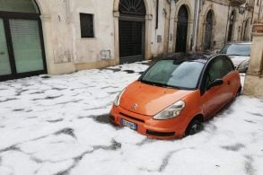 citroen c3 pluriel laranja em rua italiana inundada por tempestade de granizo