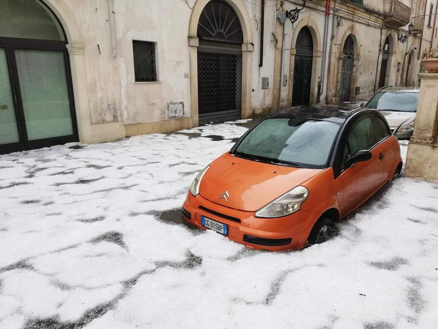 Tempestades de granizo destrói carros na Itália; veja como se proteger