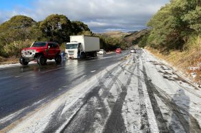 jipes resgatam carros presos em estrada congeladas santa catarina
