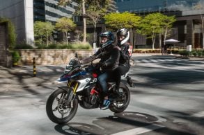 bmw g 310 gs em movimento com passageiro na garupa