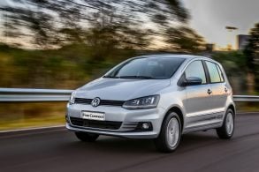 volkswagen fox connect prata frente em movimento